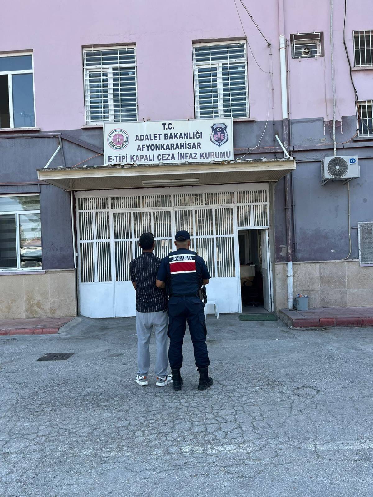 Afyon’da Cinayet Hükümlüsü Jandarma Operasyonuyla Yakalandı